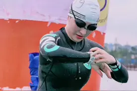 今天表演如何把胖胖的自己塞进S码的胶衣#铁三 视频封面