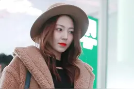 今日街拍：#黄梦莹 。她刚脱下外套，那身材简直爆炸，前凸后翘，多一分则胖，少一分则瘦。有人认识她吗？视频封面