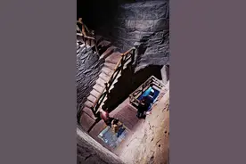 重庆一老人家中挖出“地下暗河”，里面居然还有鱼涌出#抖音元气春游计划 @车总：👉(至优)👈视频封面