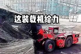 这装载机给力#搞笑#搞笑视频#搞笑配音#危险动作请勿模仿视频封面