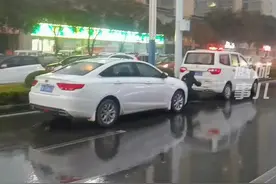 12月10日，河南汝州。#一路口三车发生碰撞。网友：阴雨天行车一定要谨慎！#安全出行 #安全驾驶 #交通事故 视频封面