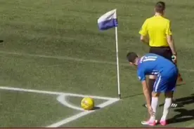 主裁给边裁红牌？！#足球裁判 #九码体育 视频封面