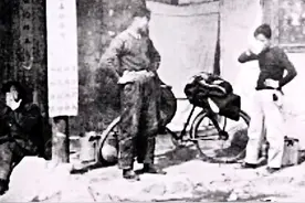 上世纪50年代，为改变干旱落后面貌，兰州市开展了轰轰烈烈的南北两山植树造林运动。当时兰州的自然环境十分恶劣，周围山脉全都是没有植被的光山秃林。因此，绿化荒山是一件很难的事情，首要条件是水，但在当时沒有抽水机的历史条件下，最可行的方法就是从黄河背冰上山，采取蓄水保墒的办法来确保树木成活率。自50年代起，兰州市动员一切可以动员的力量，号召所有企、事业单位职工与各大、中学校学生，共同参加南北两山的植树造林活动。在这个历史背景之下，兰州大学做为本土重量级的高等学府，与这座城市同呼吸共命运，也积极加入到了绿化南北两山的活动中，为改变兰州干旱面貌做出了应有贡献。这张照片反映了1956年期间，兰大化学系55级大学生背冰上山后，一些同学在徐家山联络站短暂休息时的情景#旧时光老照片 #兰州记忆视频封面