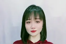 是不是我们都不长大，你们就不会变老，是不是我们再撒撒娇，你们还能把我举高高……#安安手势舞 