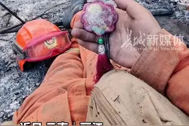 近日 #云南丽江 云南一蓝朋友展示重庆女孩送的一鹿平安荷包，网友：“一鹿平安”即一路平安！ #感动瞬间 #消防员视频封面