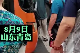 老人不仅拦住车，还大骂其他劝阻的市民。您怎么看？视频封面