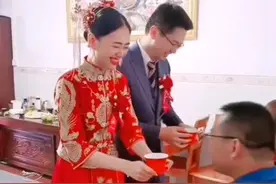 新娘改口叫“爸爸”，喜公公现场回应乐翻全场！#黄河电视台 #婚礼现场 #喜公公喜婆婆 视频封面