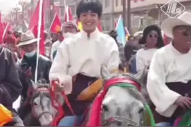 鲜衣怒马少年郎！5月1日，#丁真 在理塘参加马术巡游#四川视频封面