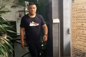 当别人搂住你脖子的时候怎么把对方制服#擒拿格斗防身术 #抖音小助手 #上热门 #抖音热门 #淄博散打搏击格斗 视频封面