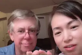 老外吃了酸辣无骨鸡爪后跟表情。老公脸上的表情已经出卖了他。嘴巴还一直说好吃😋#抖音小助手 #我要上热门视频封面