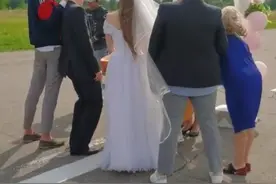 #俄罗斯新郎喝大了婚礼全程被搀扶 网友：求新娘杀气值！视频封面