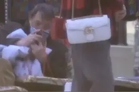 #李现爸爸 李现陪妈妈买包，爸爸全程坐着玩手机，你爸是不是也这样？