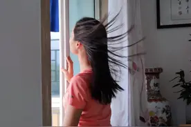 打开窗户，风透过窗，一丝微凉，吹乱了一缕秀发#飘逸的秀发