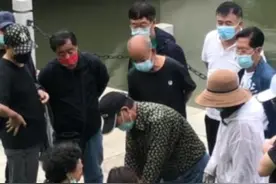 6月6日，#辽宁沈阳，#两女子前脚在河边放生男子后脚将鱼捞走，目击者：最后警察出面解决视频封面