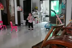 午后，加餐吃香蕉，一帆摘下一根香蕉，她没有自己，送给了奶奶视频封面