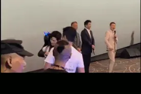 把粉丝推向井柏然，把胡歌推向粉丝，吴京每次《攀登者》路演现场都神藏功与名#吴京 #吴京助攻井柏然胡歌粉丝视频封面