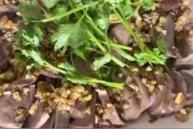 做法简单的［白灼猪舌］食材：猪舌 ．胡椒粒．酱料：沙姜．蒜头．干红蒜头．花生油．生抽。#家常菜视频封面