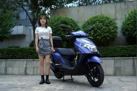 为什么新车要加护杠呢！快来看看吧#踏板 #豪爵铃木视频封面