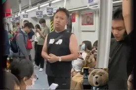 好家伙，他成功的凭借一己之力把一整个车厢的人整社恐了！#娱乐搞笑#社恐#社牛视频封面