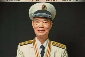 1965年8月6日凌晨的“八六”海战中，中国海军611号护卫艇轮机兵麦贤得头部中弹失去知觉，苏醒后由于头部失血过多眼睛不能视物，他仍坚持作战，凭着自身练就的技能，排除舰艇故障，保证轮机正常运转，坚守战位直到战斗胜利。麦贤得因此成为海战中的一位英雄，被誉为“钢铁战士”，他所在的611艇被中国海军授予“海上英雄艇”荣誉称号。（下）