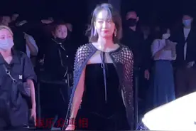 #宋茜 黑色短裙搭配黑色披肩造型神秘又梦幻视频封面