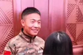 湖南武警联谊现场，女嘉宾中意一名兵哥哥却不好意思搭话，其朋友助攻帮要联系方式视频封面