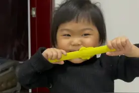 洗了个热水澡，虽然妹妹皮肤痒但还是不哭不闹，很棒的妹妹！🥰🥰🥰#松达的水嫩宝宝 #松达小茶乳#骗你生女儿 #搞笑 #抖音小助手 @抖音短视频视频封面