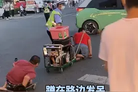 暖心！交警搀扶残疾人过马路，路边小朋友看到后主动上前推轮椅。视频封面