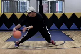 哈达威变向虽然很帅 但也需要扎实的基本功  想学哈达威crossover的小伙伴 这个视频可以帮助到你#篮球教学 #篮球技巧 #篮球 @DOU+小助手视频封面