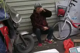 #老奶奶卖米收到假钱急得全身发抖 街坊们纷纷伸出援手视频封面