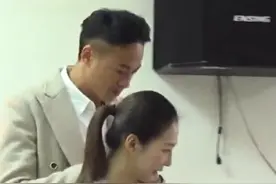 #何润东 首次跟妻子回老家过节，全程接地气，一点架子没有，当年商场拍戏偶尔认识售货员的妻子，十年至今无绯闻👍视频封面