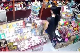 6月30日，陕西西安，妻子因脚滑摔倒后，丈夫第一时间捡落在地上商品没扶妻子，网友热议，当事人这样回应视频封面