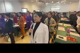 拿话筒时，要稍微倾斜，并且自然轻松。过紧或直上直下看上去就会很紧张，给观众的观感就会差，觉得在台上的你很紧张。#零基础学主持#婚礼主持人 #美业主持人 #活动主持人 #演讲 @抖音短视频 @企业号小助手 视频封面