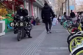 真的是好久都没见过大街上有怎么多人，八腊庙街又开始堵车了🌚#吃遍临沂视频封面