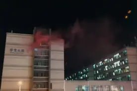 #记录校园生活 #消防安全 下午办公室学生的电脑电源线短路冒火视频封面