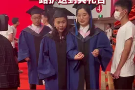我是你的眼！盲人女孩研究生毕业，同学牢牢牵住她的手一路护送到典礼台视频封面