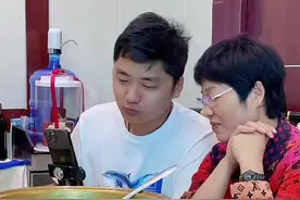#传递正能量  李芳与杨素慧因为寻找儿子相识，风雨同舟，情同姐妹。杨大姐去世后李芳继续帮助寻找剑锋，剑锋找到后喊李芳干妈，李芳生日当天剑锋送上了祝福。#感恩所有的相遇 #创作者扶持计划视频封面