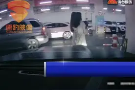 两女生只顾自拍对后方鸣笛闪灯无动于衷，女司机这下怒了...#女生 #自拍 #汽车 @抖音短视频 视频封面