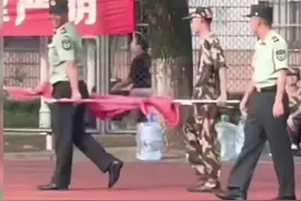 一位军训教官手把手纠正学生顺拐问题，最后教官心态直接崩了。网友：军训时顺拐真的很难改掉，你有相似的经历吗？#顺拐 #教官 #军训 视频封面