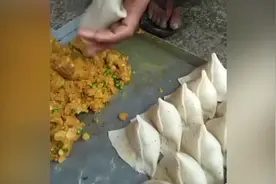 印度人原来是这样包“饺子”的，馅大速度快，看着都顶饿！视频封面