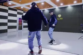 你看我视频你们跳不好吧，身体僵硬吧，那是因为你没有练舞蹈第一课没有先打开身体的灵活性，第一条作品里就可以下单哦