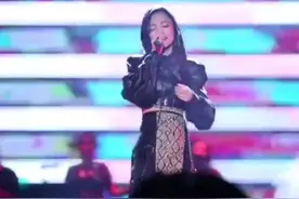 #张韶涵 经历过黑暗却依然歌唱光明。张韶涵唱的《阿刁》不仅治愈自己也治愈别人！#阿刁