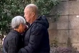 老两口分别去两个儿子家，两人不舍分离！#老两口 #分别 #泪目 视频封面
