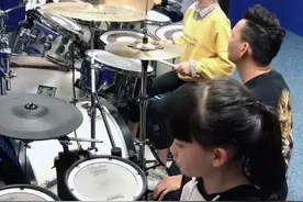 这首歌有多少人还记得？妞妞，圆圆，佳佳三小朋友同步学习，很棒，红心♥️顶起#架子鼓 #经典老歌 @抖音短视频视频封面