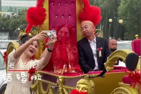 巨兴茂导演在山西左权县老家举行婚礼。演员杨志刚前来祝福视频封面