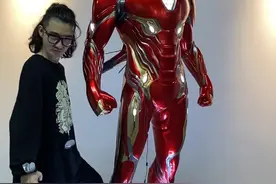 这绝对是我此生玩过最大的#钢铁侠 ！2米2高！400斤重！而且全球只有66个人拥有！视频封面