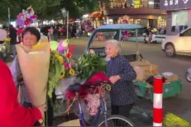 10月5日，浙江台州，女子街边拍到一老奶奶卖花，不禁感叹她年轻时一定是个大美女。视频封面