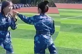 大学军训小姐姐实力接唱，恭喜喜提大学四年优先择偶权。#毕业季  #翻唱 #校园 #民谣 #军训 @DOU+小助手 @抖音短视频 视频封面