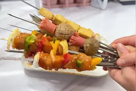 邻居娘仨来吃饭，让孩子们体验一下撸串的快乐视频封面