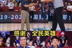 CBA温情时刻，姚明给钟南山夫妇赠送36号球衣，两位老人均生于36年 "中国加油 "篮球 "致敬英雄 #抖音 